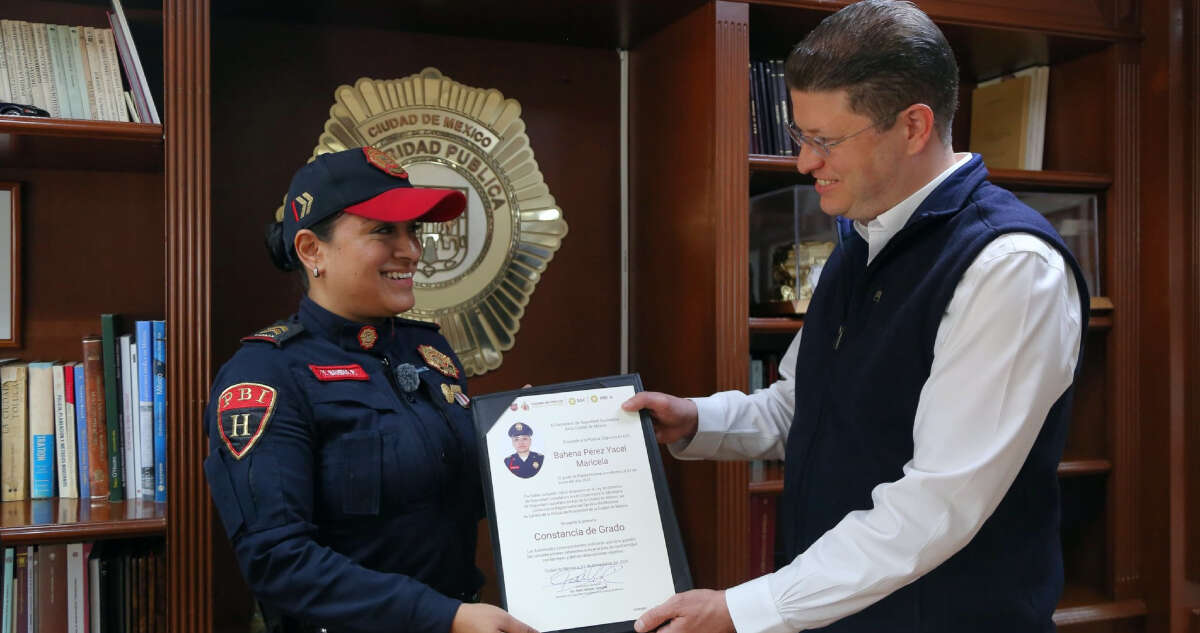 La SSC-CdMx otorga ascenso a policía que salvó a niña de asfixia en el Metro Merced