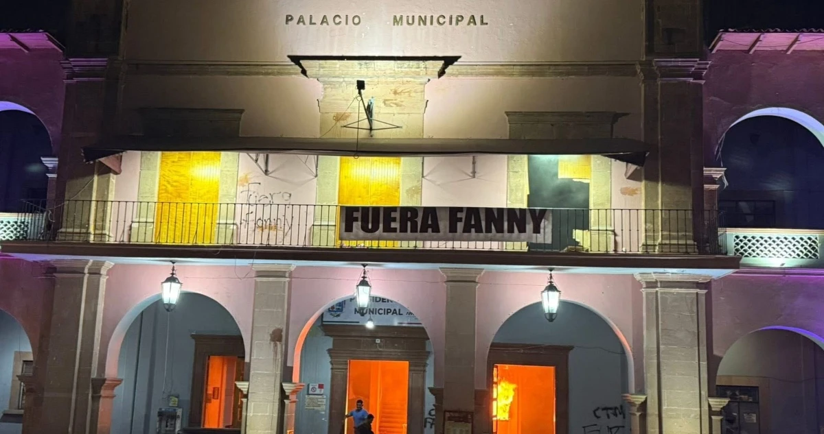 Michoacán marcha tras el crimen de Carlos Manzo; estudiantes exigen paz y justicia