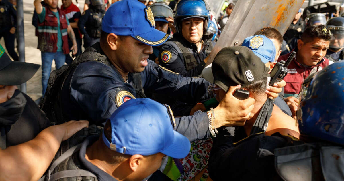 FOTOS y VIDEOS ¬ Comerciantes se enfrentan a policías en la Alameda; hay 3 detenidos