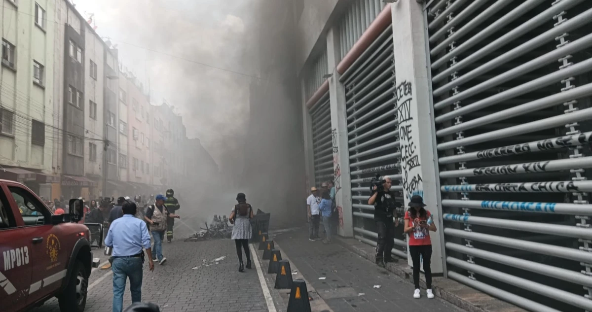 Maestros prenden fuego a instalaciones de sindicato; exigen abrogar la Ley del ISSSTE