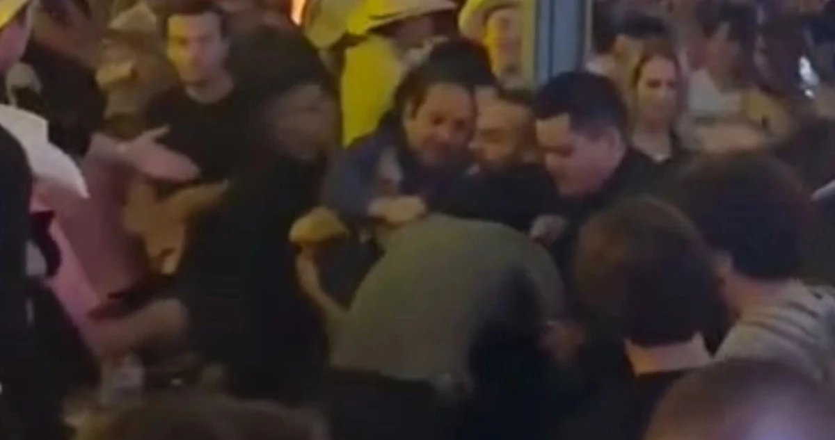 VIDEO ¬ El exgobernador de Querétaro se pelea en bar; fue para proteger a mujer, dice
