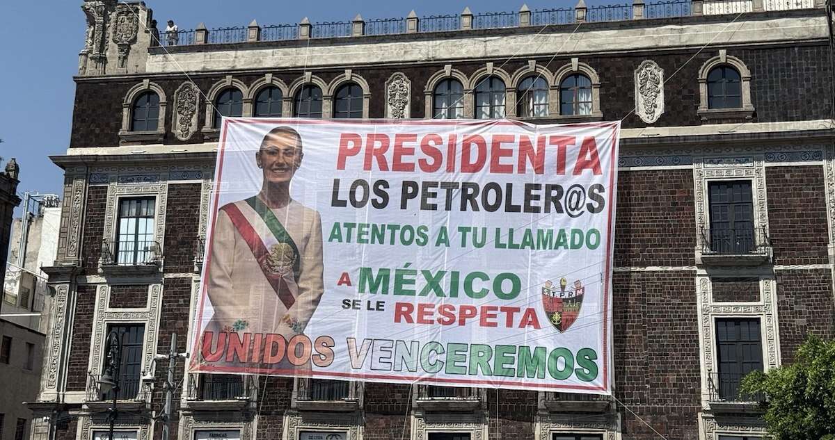 CRÓNICA ¬ El sol de mediodía no impide que miles tomen Zócalo en protesta/celebración