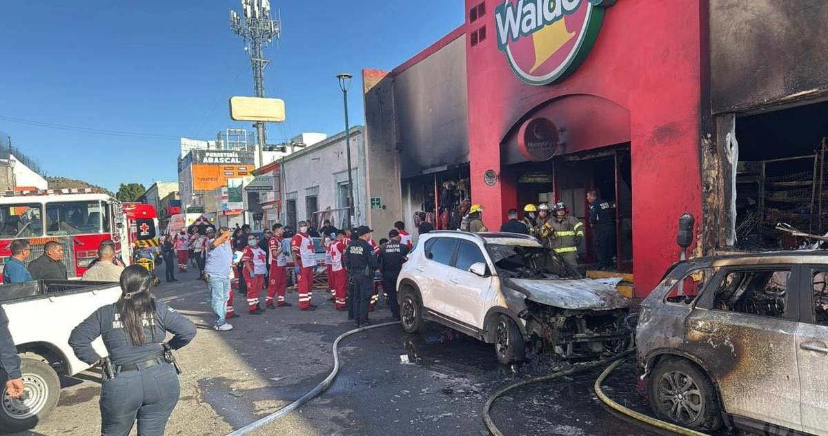 VIDEOS ¬ Explosión e incendio en Waldo’s de Hermosillo deja al menos 22 fallecidos