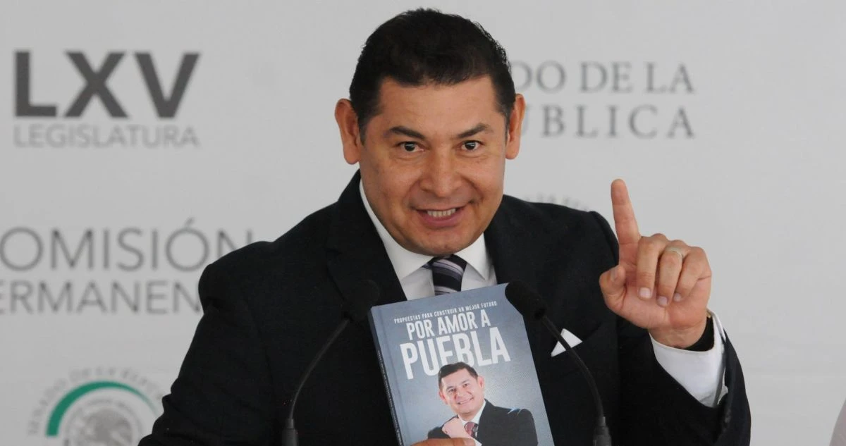 Gobernador poblano ataca periodistas y responde a las quejas con manotazos y censura