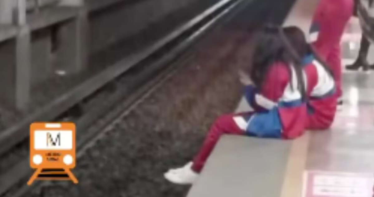 VIDEO ¬ Adolescentes se sientan al borde del andén en el Metro Deportivo Oceanía