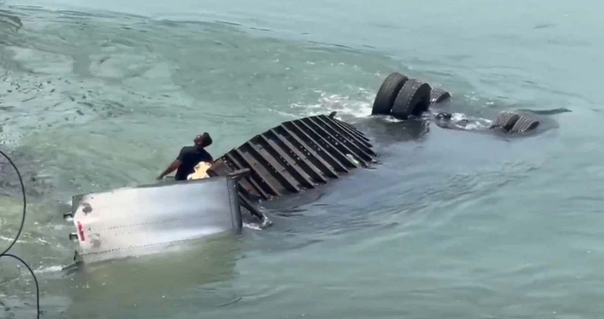 VIDEO ¬ Pobladores saquean tráiler que cayó a un río en Tabasco; el conductor murió