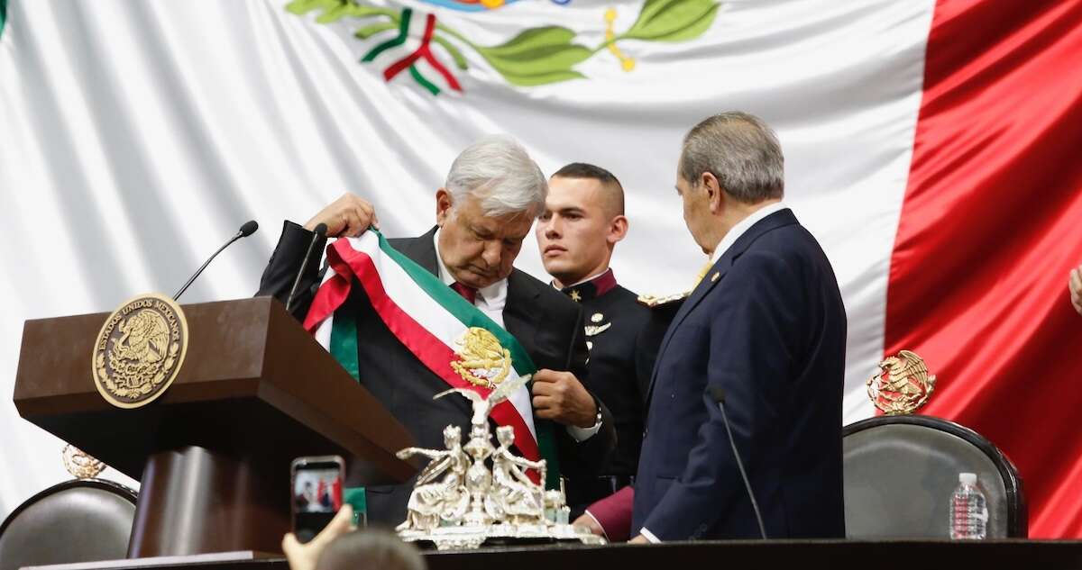 VIDEOS ¬ AMLO toma la Presidencia, lanza guerra al huachicol, se quiebra, se despide