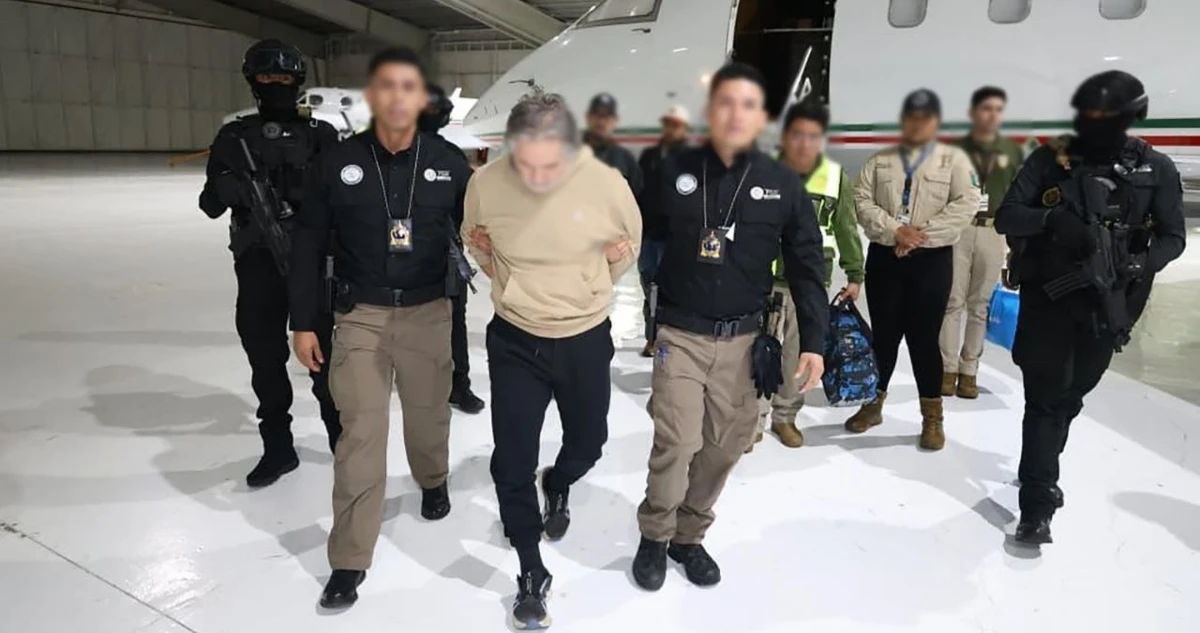 Hernán Bermúdez Requena llega al aeropuerto de Toluca; será internado en El Altiplano
