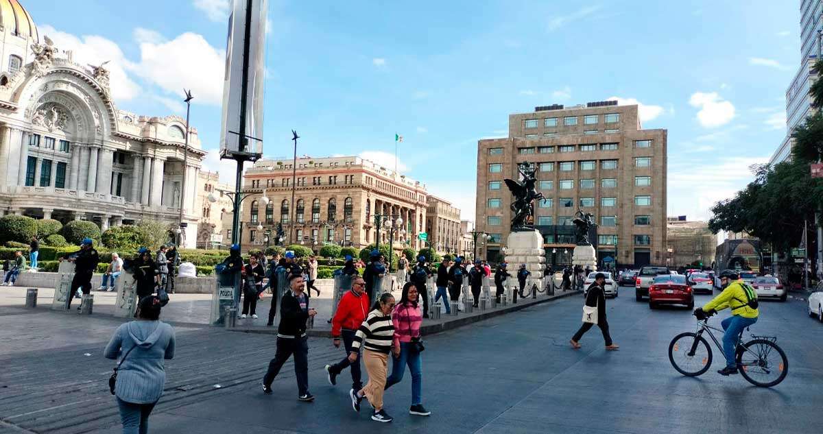 FOTOS ¬ CdMx despliega operativo para retirar comerciantes ambulantes de Bellas Artes