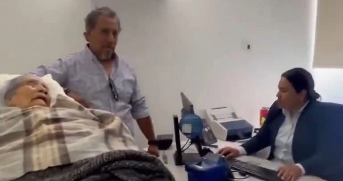 VIDEO ¬ Banco obliga a mujer de 96 años a ir en camilla para cobrar pensión en Oaxaca