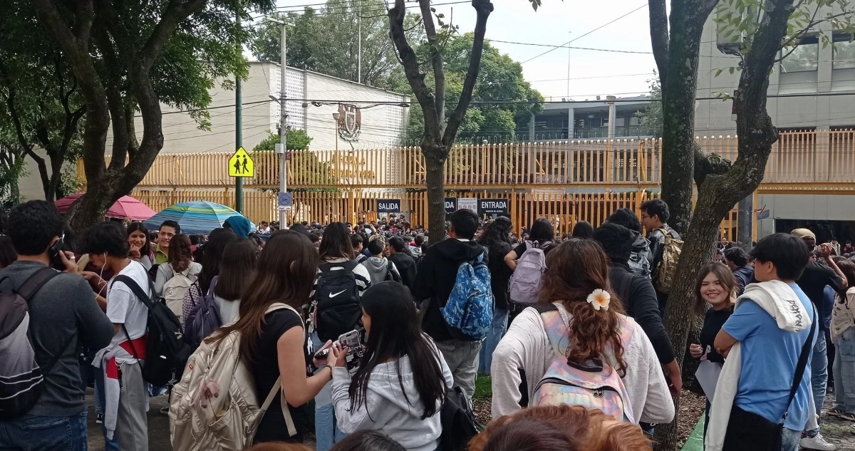 Estudiantes de la Prepa 8 son desalojados ante amenaza de bomba; resultó ser falsa