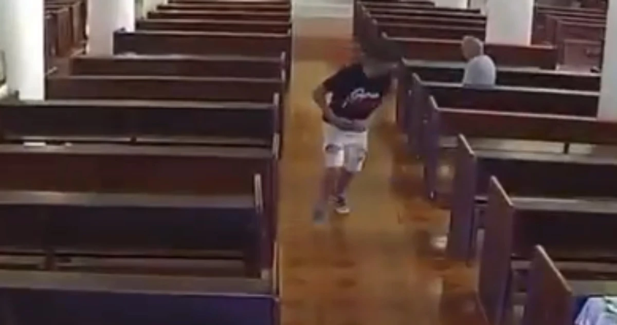 VIDEO ¬ Sujeto roba celular a adulto mayor que se quedó dormido en una iglesia de NL