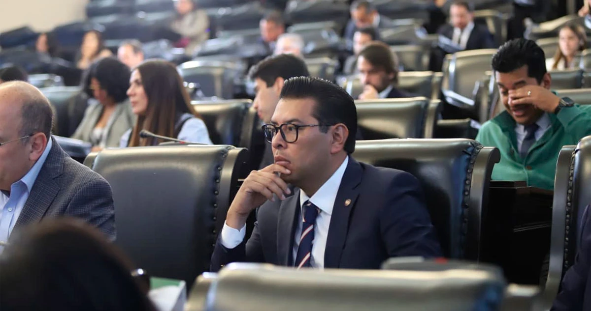 Néstor Camarillo se va del PRI y deja al partido sin lugar en la directiva del Senado