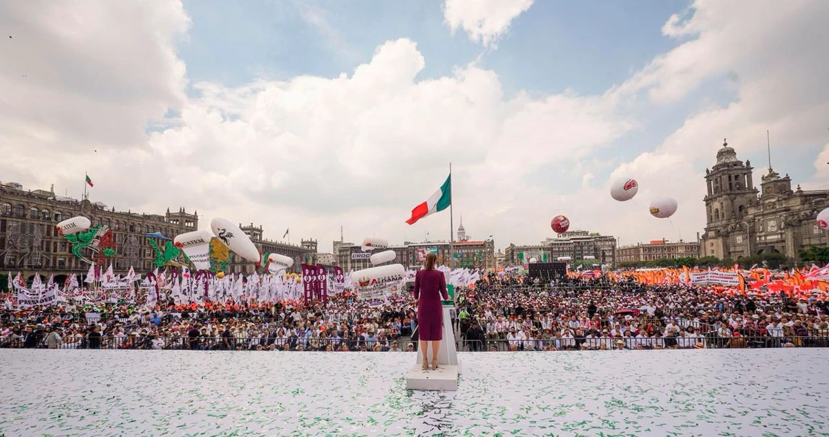 FOTOGALERÍA ¬ Más de 400 mil arropan a CSP en el Zócalo por su primer año de Gobierno
