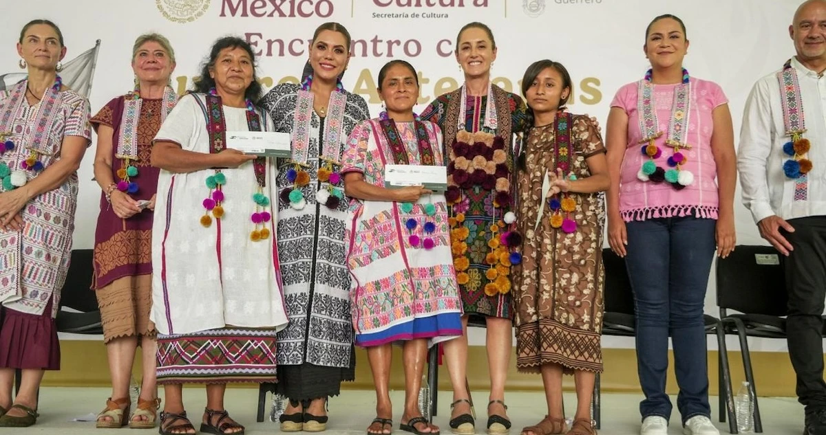 Sheinbaum entrega apoyos a mujeres indígenas. 