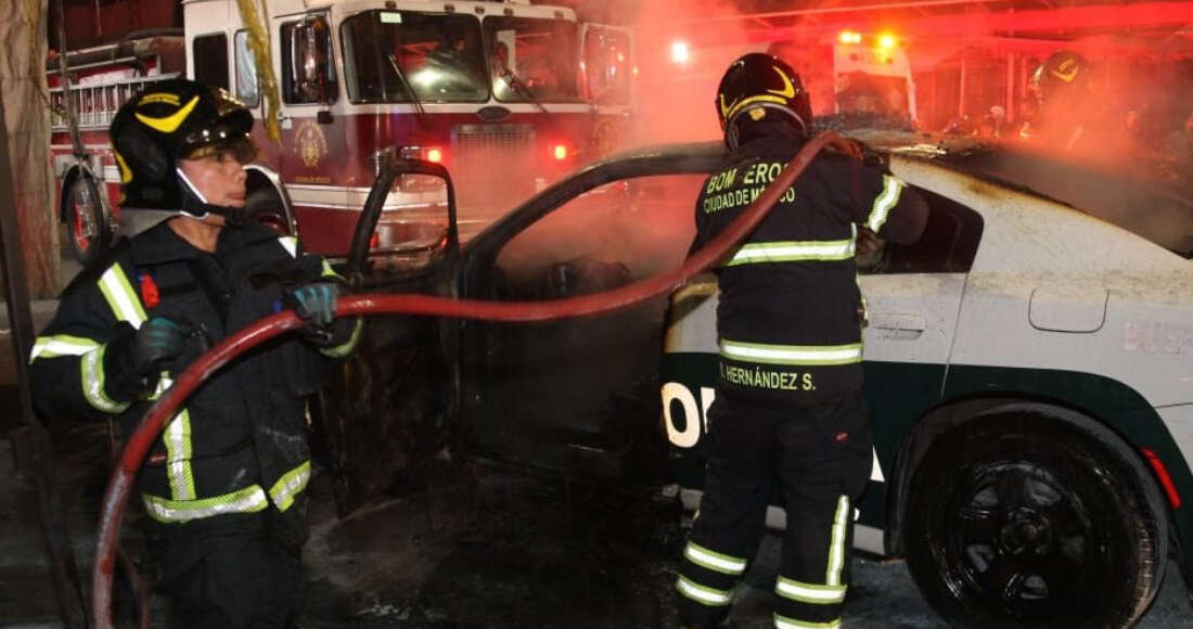 VIDEOS ¬ Policías de CdMx detienen a 2 hombres con droga y otro les incendia patrulla