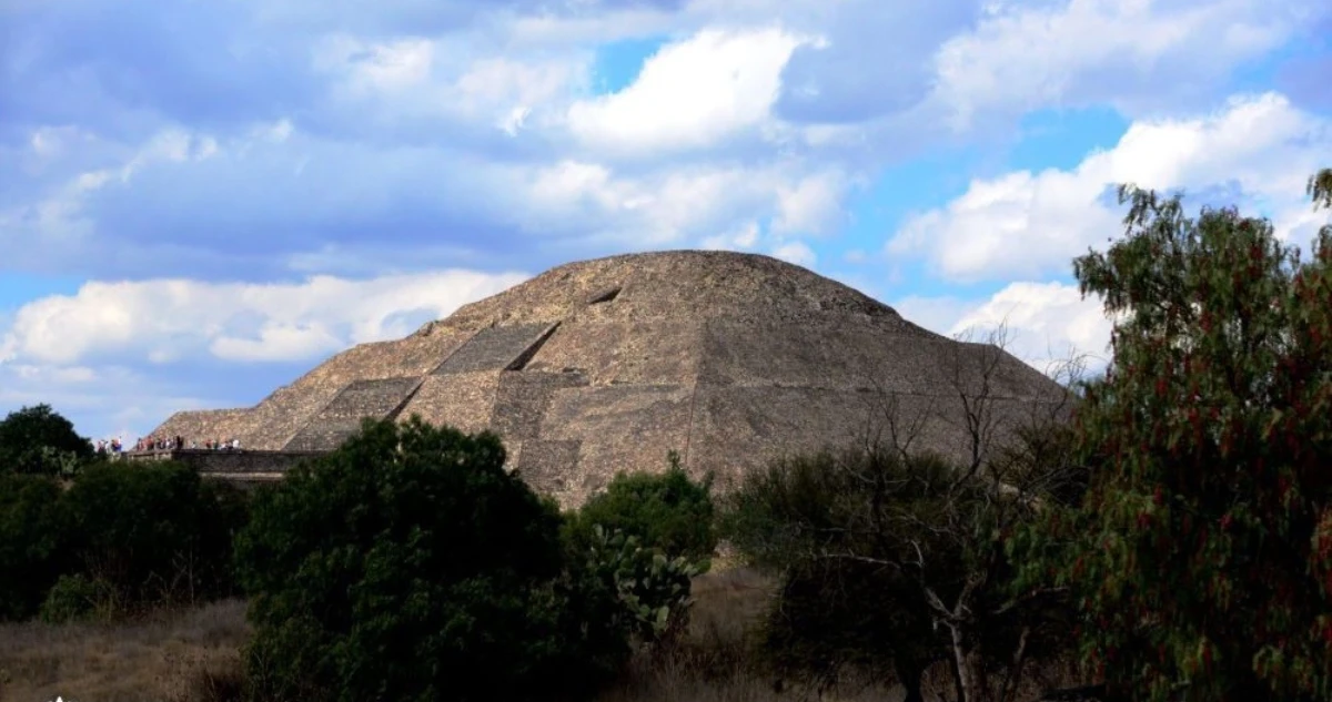 El INAH anuncia que visitantes podrán subir a la Pirámide de la Luna en Teotihuacan