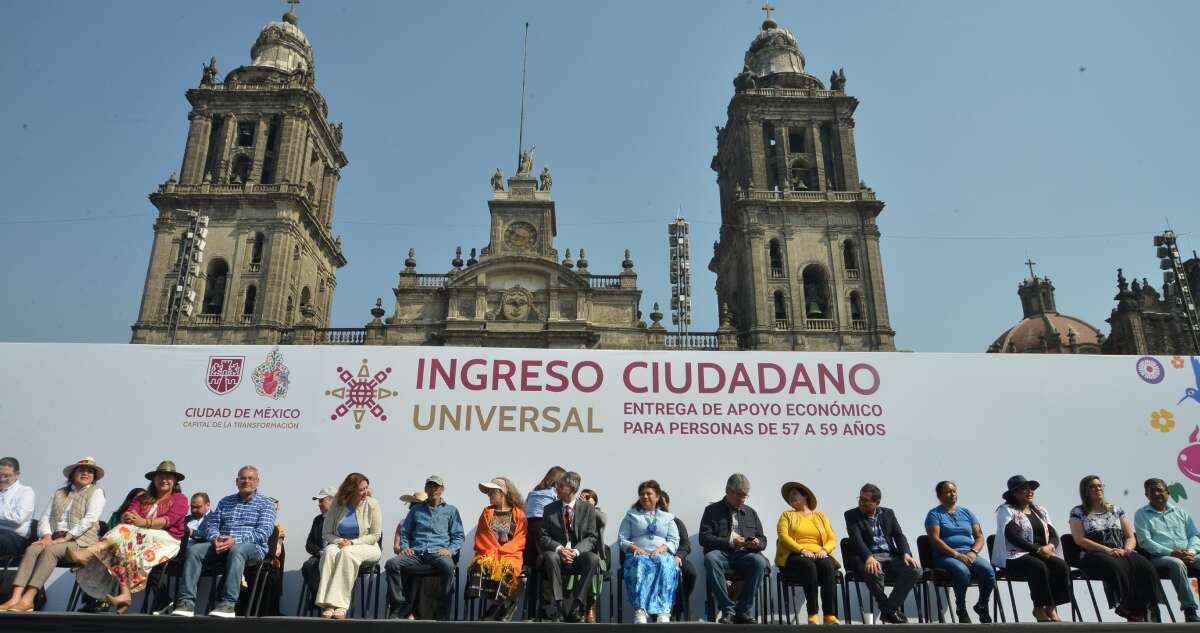 Brugada encabeza entrega de Ingreso Ciudadano Universal a personas de 57 a 59 años