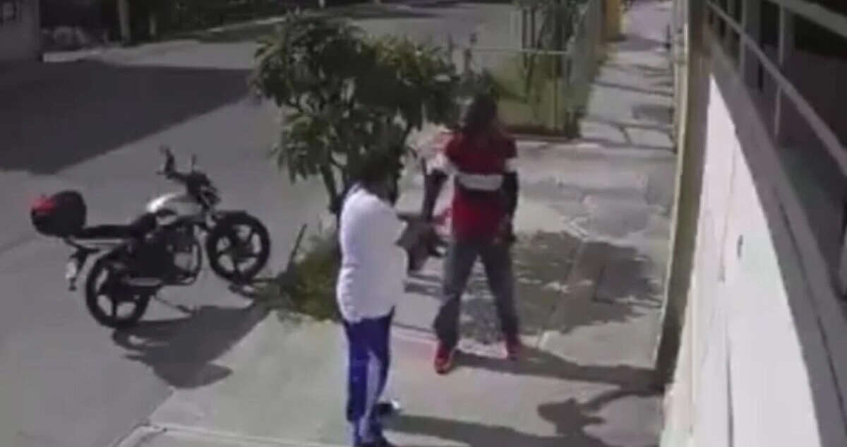 VIDEO ¬ Captan asalto a repartidor en Puebla; le quitan el paquete que iba a entregar