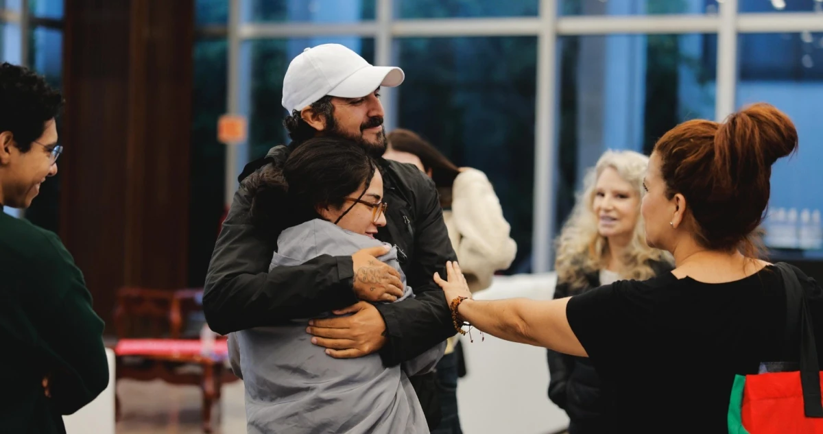 Los 6 mexicanos detenidos por Israel llegan al AICM; los reciben familiares y amigos