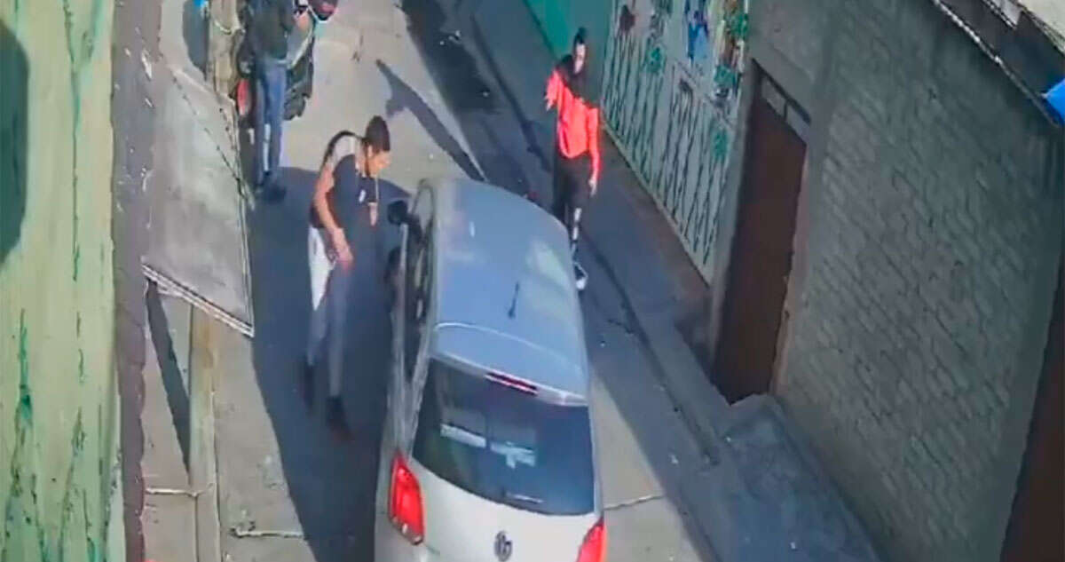 VIDEO FUERTE: Hombres amenazan a mujer con armas de fuego y roban su auto en Edomex