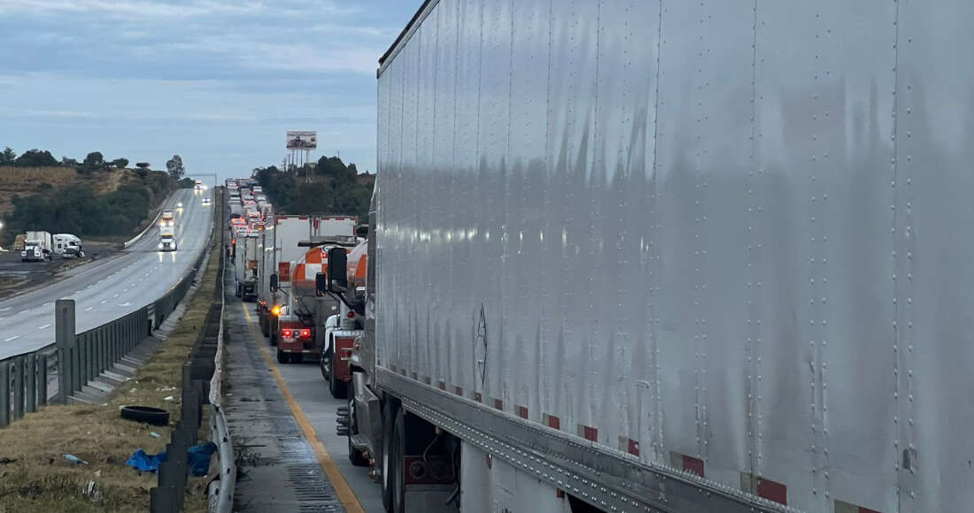 FOTOS Y VIDEOS ¬ Accidente en la México-Querétaro provoca 25 kilómetros de tráfico