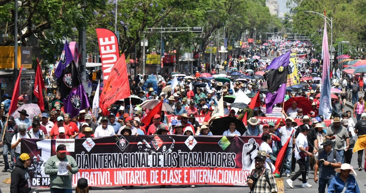 VIDEOS ¬ Riña entre encapuchados y policías de CdMx empaña marcha por Día del Trabajo