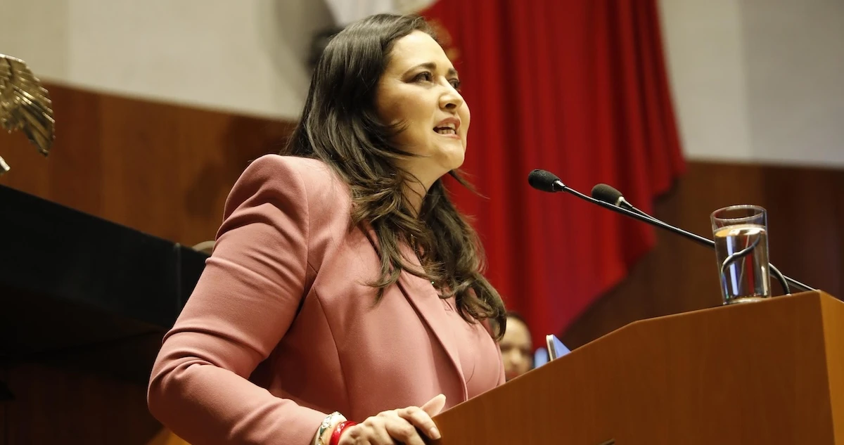 Senadora de Morena propone cancelar visa o residencia a extranjeros que discriminen