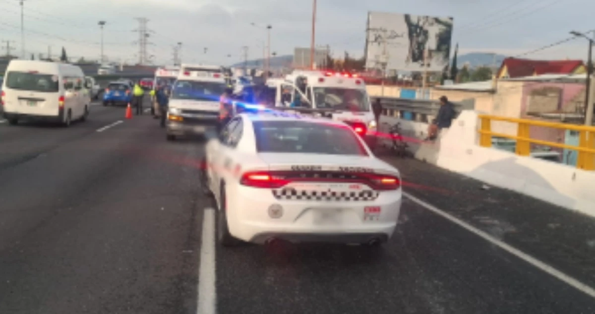 Una combi vuelca en la autopista México-Pachuca; hay un muerto y al menos 16 heridos