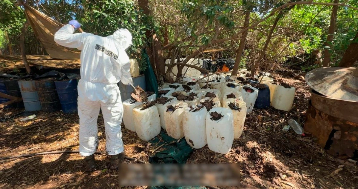Autoridades aseguran 6 laboratorios y 4.8 toneladas de metanfetamina en Sinaloa