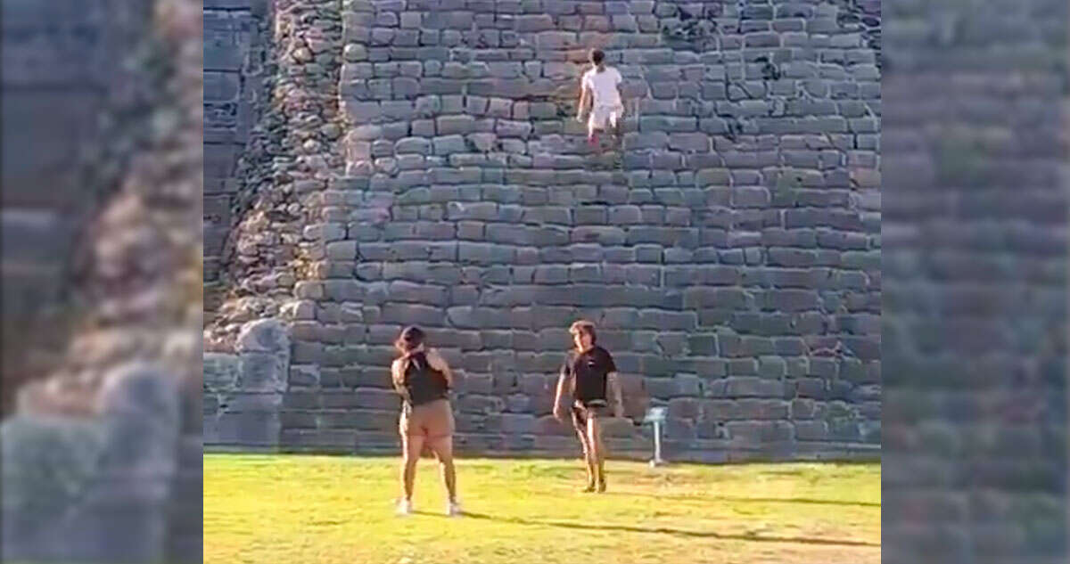 VIDEO de turistas que burlan seguridad y suben pirámide de Chichén Itzá causa enojo