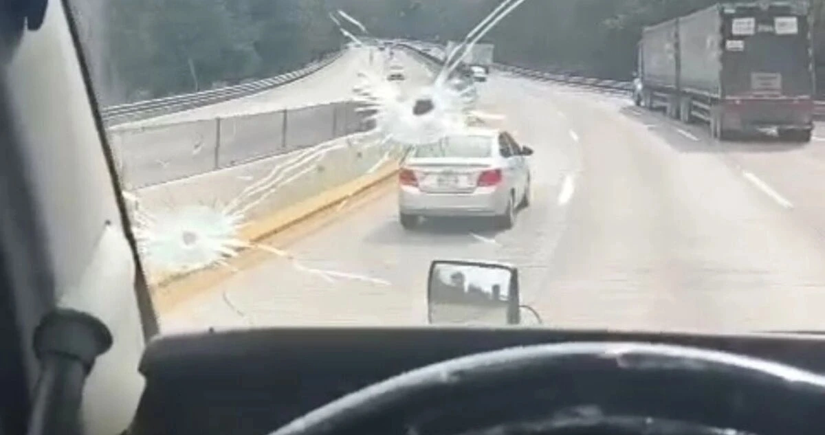 VIDEO ¬ Conductor resulta herido durante un intento de asalto en la México-Puebla