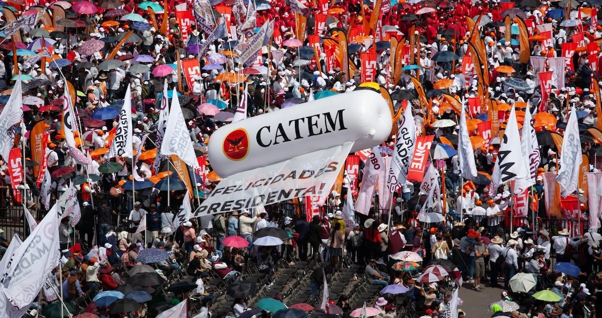 Pedro Haces se apodera del Zócalo con gente, banderines, zeppelines y escándalo