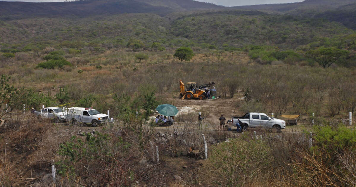 Autoridades hallan 24 cuerpos en una fosa clandestina en Zapopan; hay 6 identificados