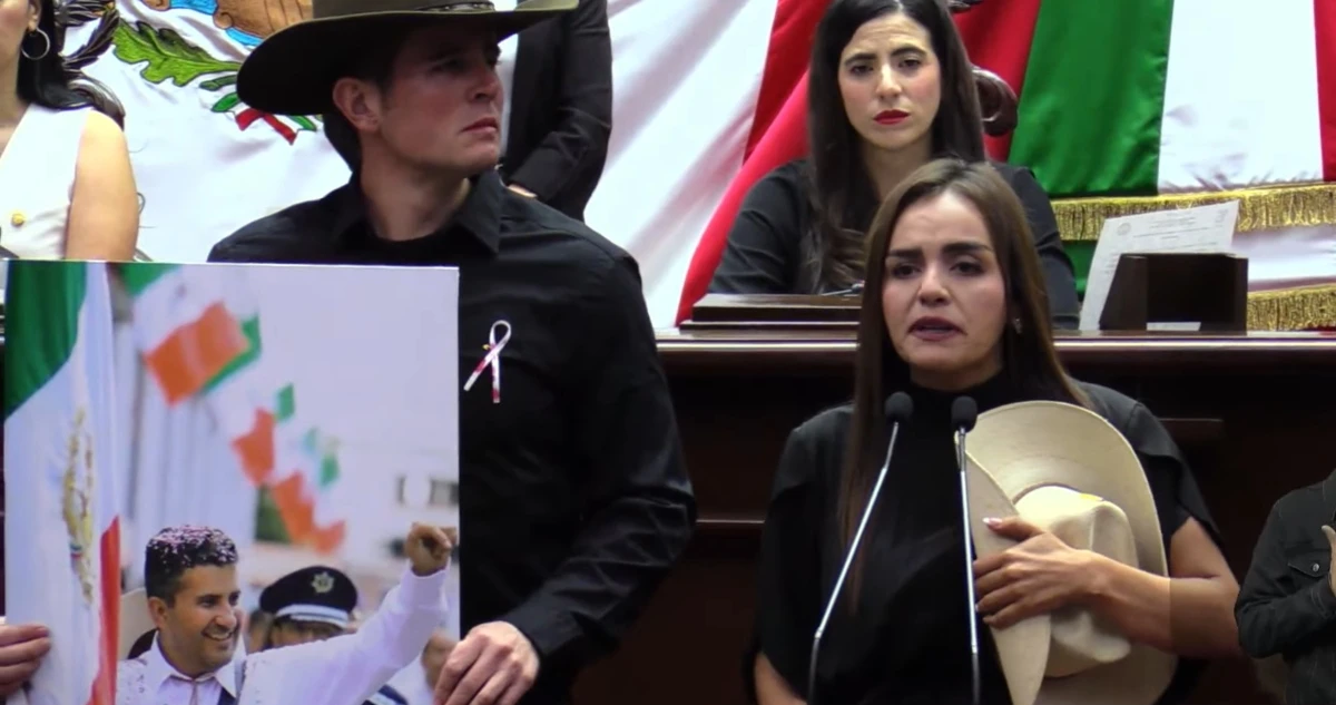 Él pidió ayuda y ahora sí quieren mandar seguridad, reclama esposa de Carlos Manzo