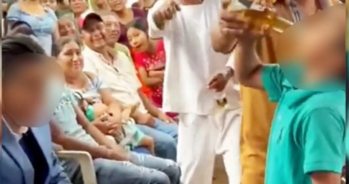 VIDEO ¬ Adultos dan bebidas alcohólicas a menores durante festejo en Oaxaca