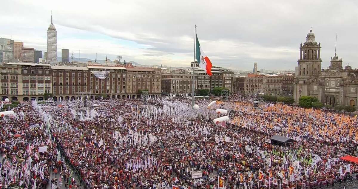 #EnVivo ¬ #Claudia100Días ¬ Miles llenan Zócalo de CdMx; se presenta Legado Grandeza