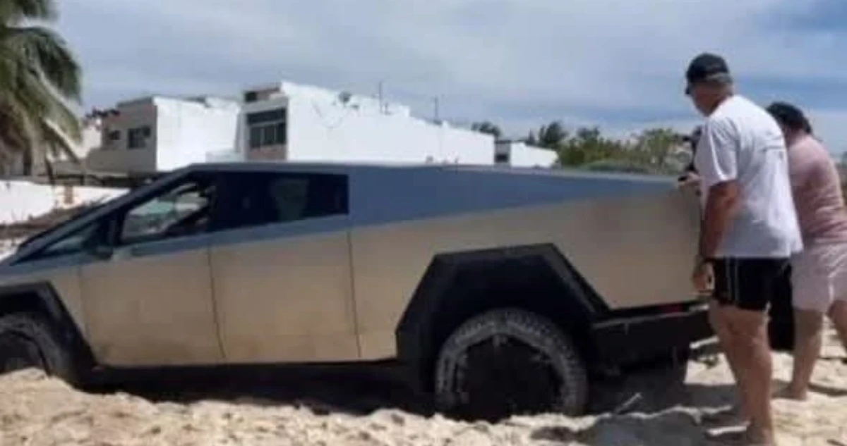 VIDEO ¬ Extranjeros ingresan una Cybertruck a playa de Yucatán... se quedan atascados