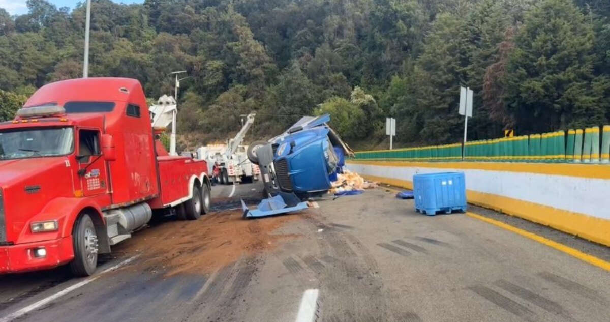 Un tráiler se vuelca en la México-Cuernavaca y crea tráfico; hay 8 km de fila: Capufe