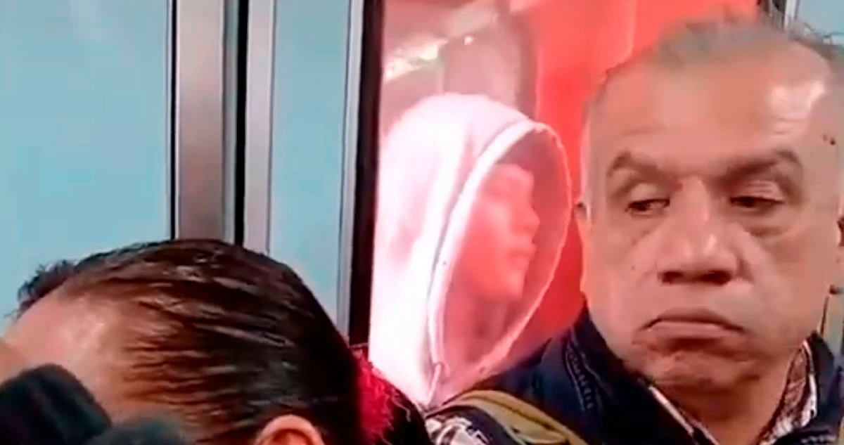 VIDEO ¬ Un joven viaja entre vagones del Metro de la CdMx y desata polémica en redes