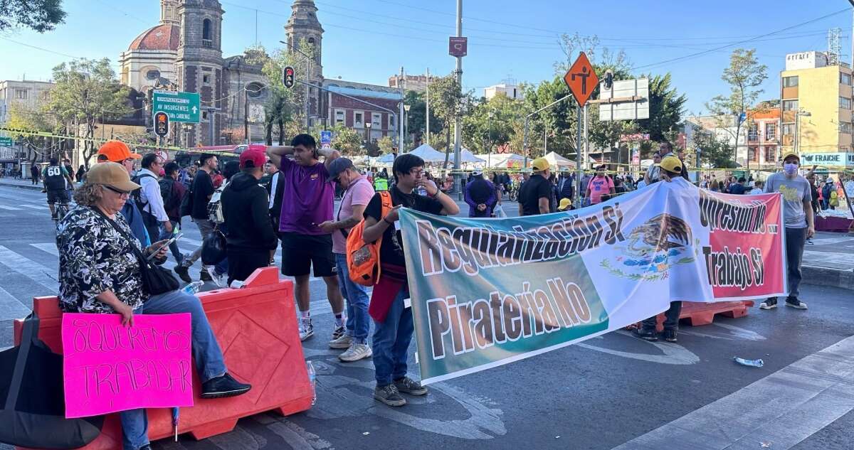 Comerciantes de Izazaga 89 exigen a las autoridades que los dejen seguir trabajando