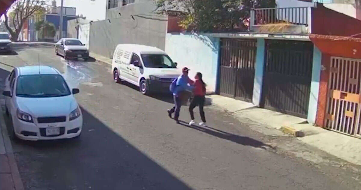 VIDEO ¬ Hombre amenaza a una joven y le roba sus pertenencias en calles de Naucalpan