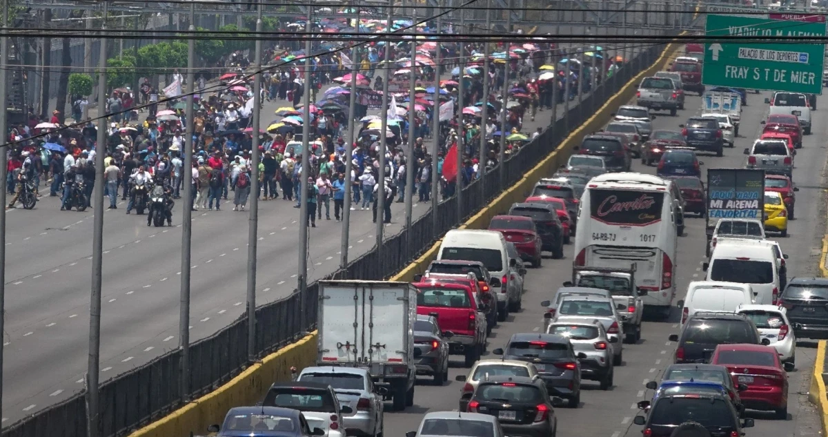 VIDEOS y FOTOS ¬ La ira de los maestros alcanza a viajeros: bloquean accesos al AICM