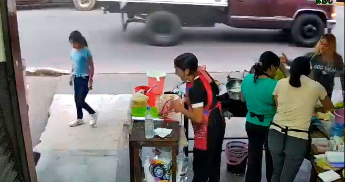 VIDEO FUERTE ¬ Mujer lanza aceite hirviendo a vendedora en puesto de comida de Xalapa