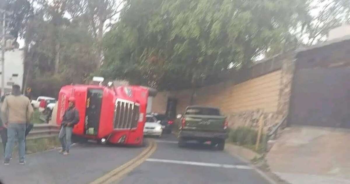 VIDEO: Camión que transportaba cerveza vuelca en el Edomex; habitantes roban producto