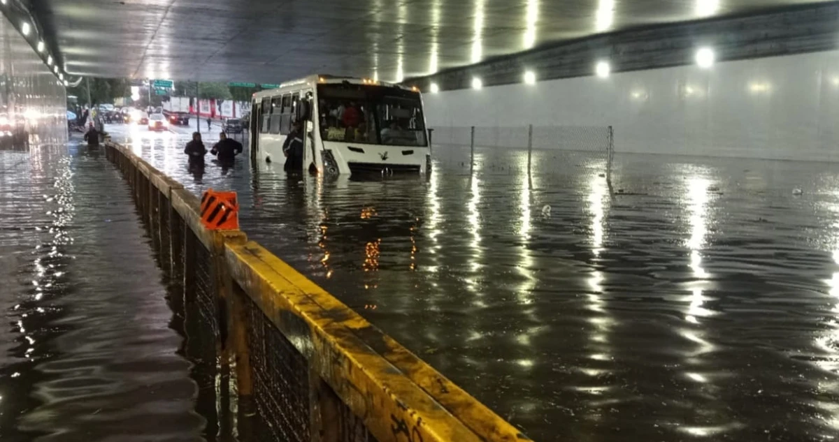 VIDEOS ¬ Microbús queda varado por lluvias en Tlalpan; policías rescatan a pasajeros
