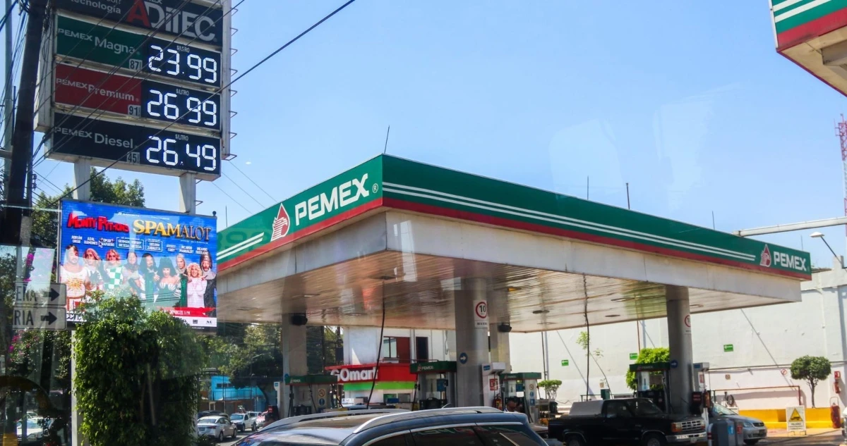 Fitch eleva calificación de Pemex, la deja a un paso recuperar el grado de inversión