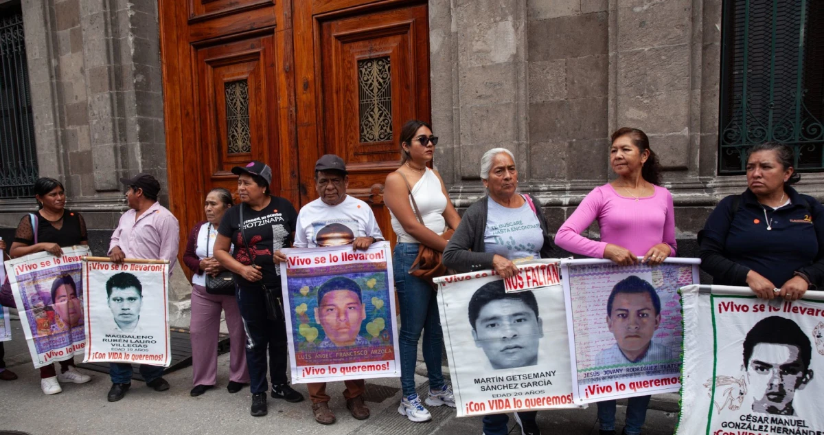 Padres de Ayotzinapa expresan decepción tras reunión con Sheinbaum; reclaman avances