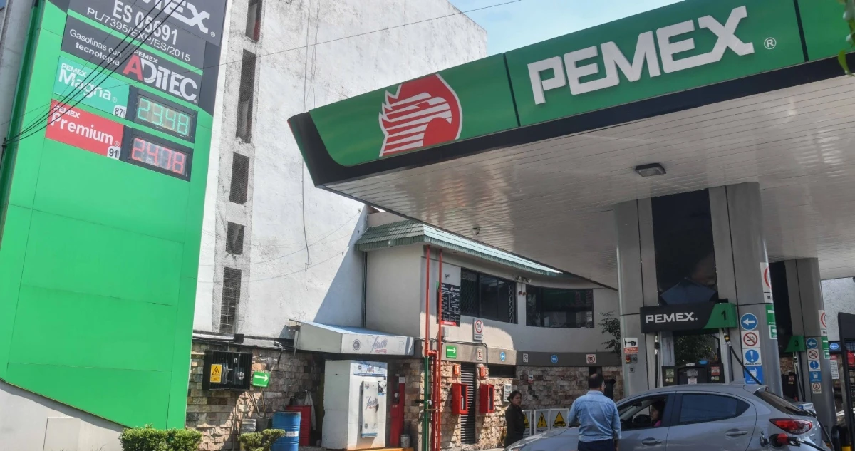 La FGR catea 3 gasolineras en Querétaro; asegura cisternas, equipo y detiene a 2