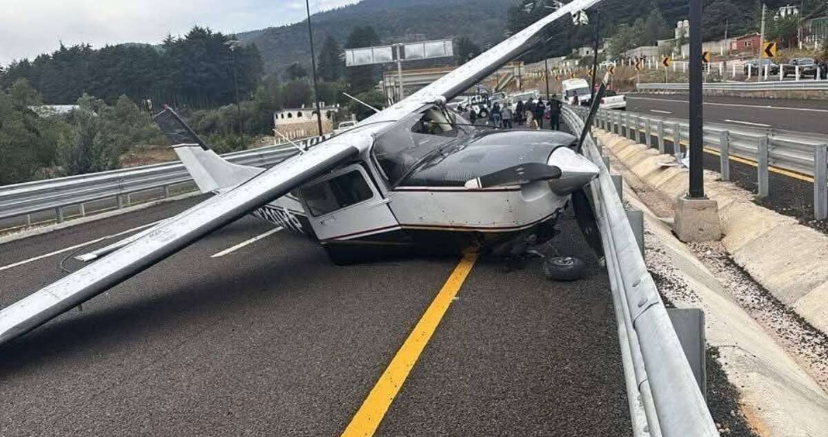 Avioneta aterriza de emergencia sobre carretera Real del Monte-Huasca, en Hidalgo.